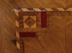 Tavolino da divano in stile classico intarsiato in legno di noce